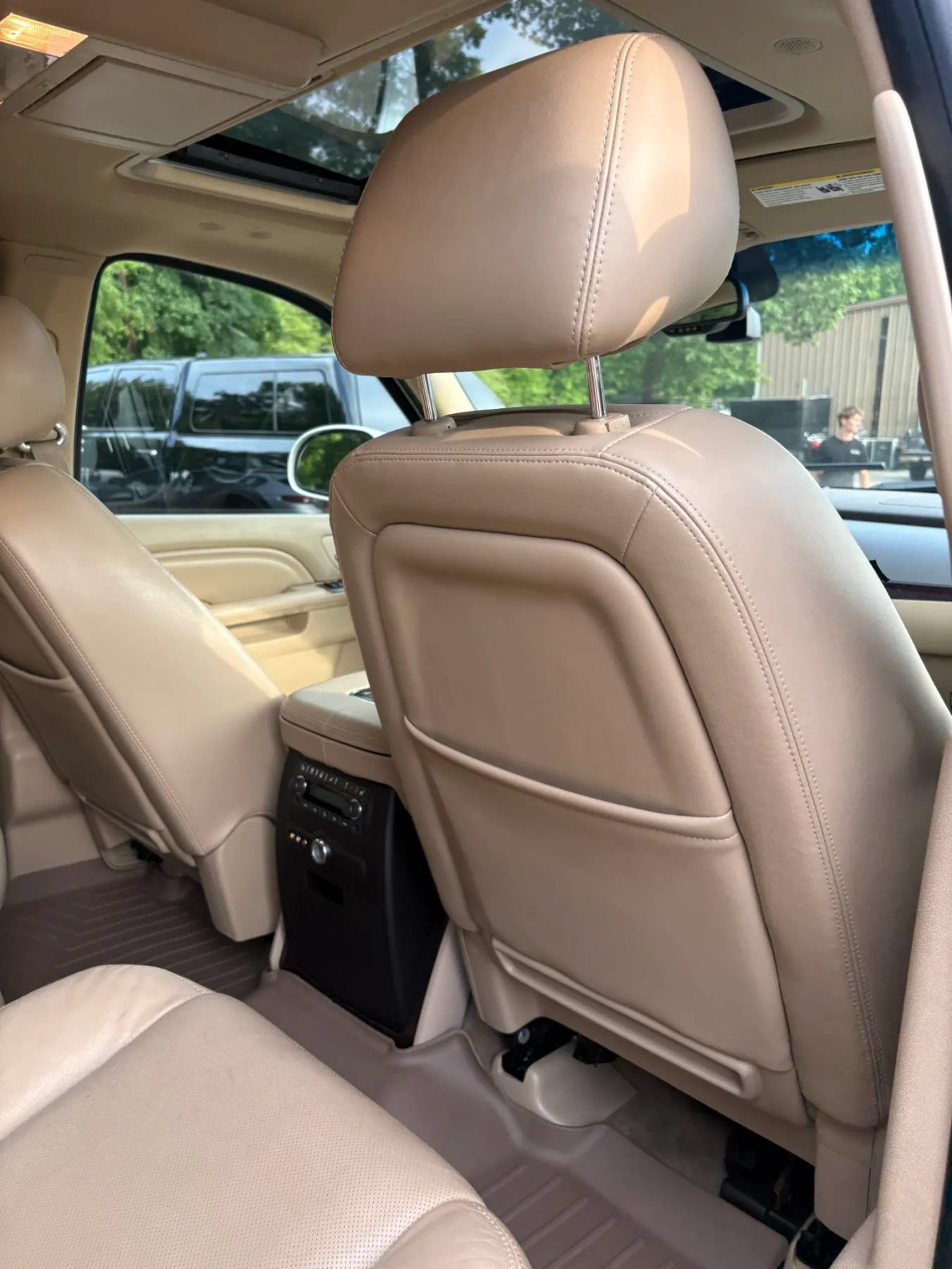 Used 2011 Cadillac Escalade Premium AWD/4WD image 23