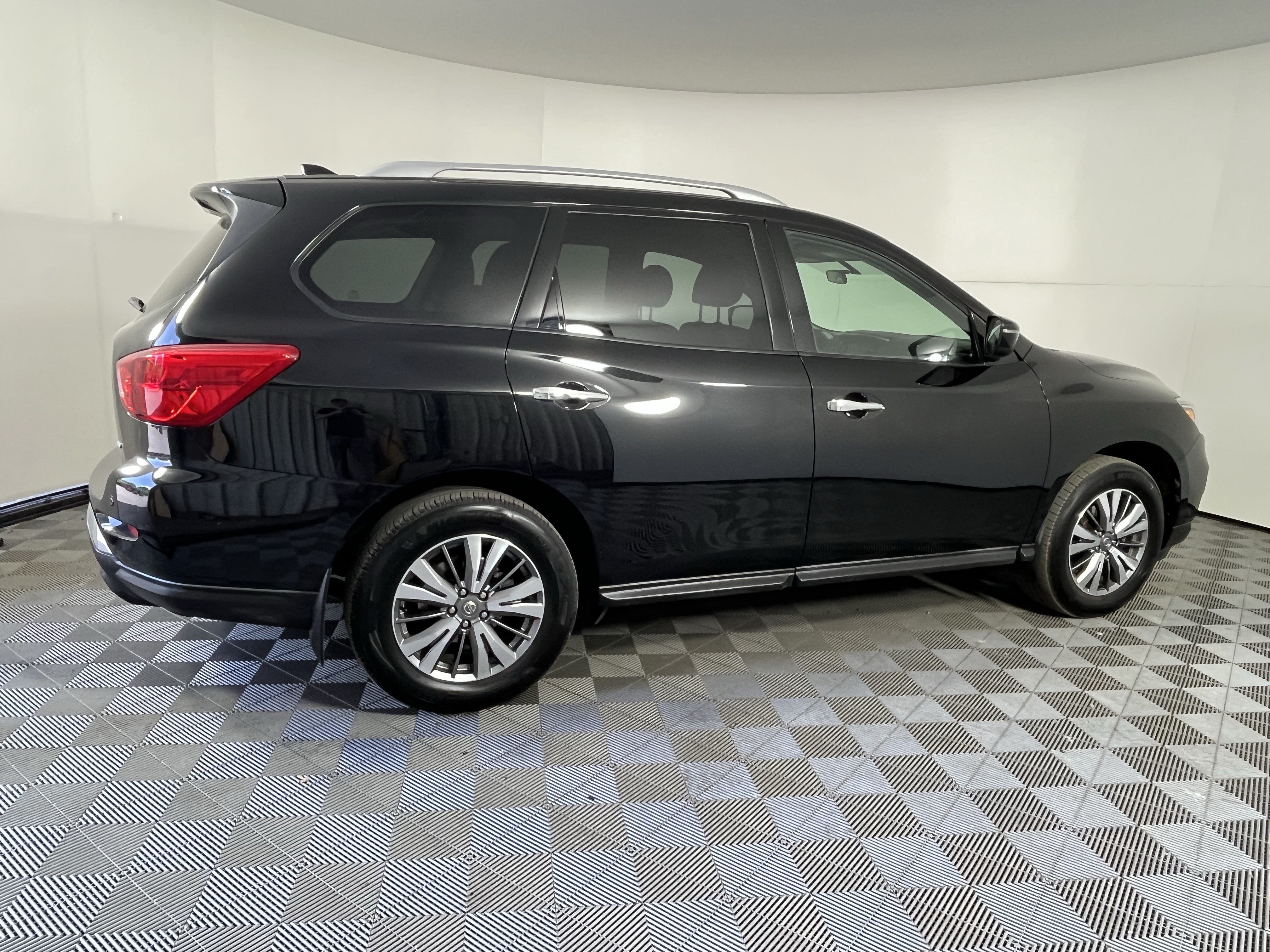 Used 2019 Nissan Pathfinder S AWD/4WD image 3