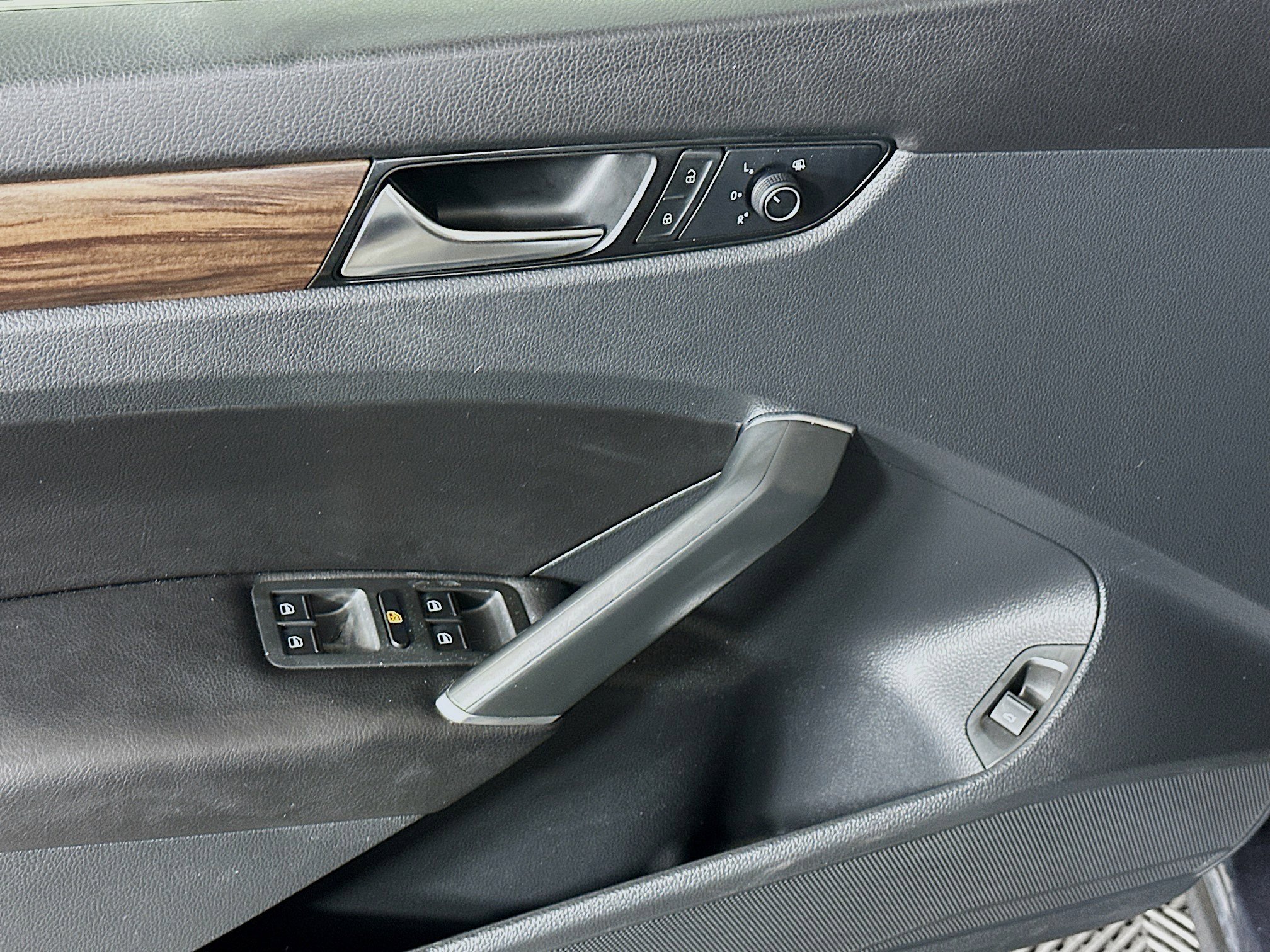 Used 2020 Volkswagen Passat 2.0T SEL image 15