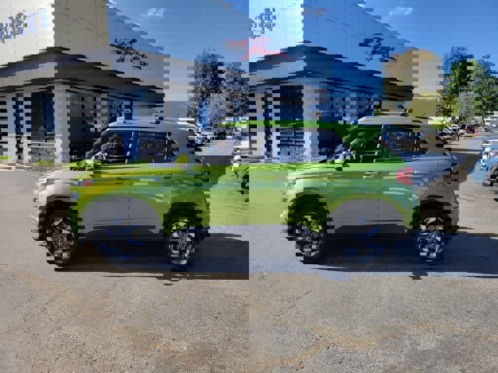 Used 2023 Hyundai Venue SEL FWD image 2