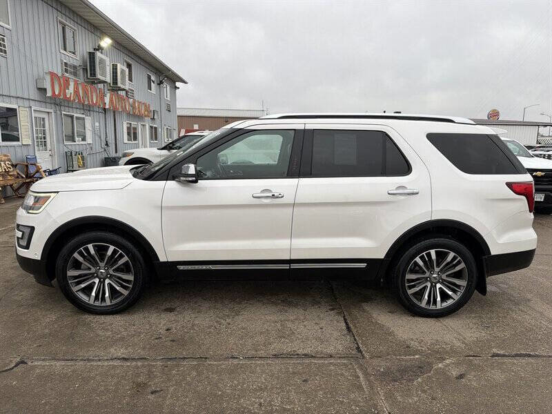 Used 2017 Ford Explorer Platinum image 2
