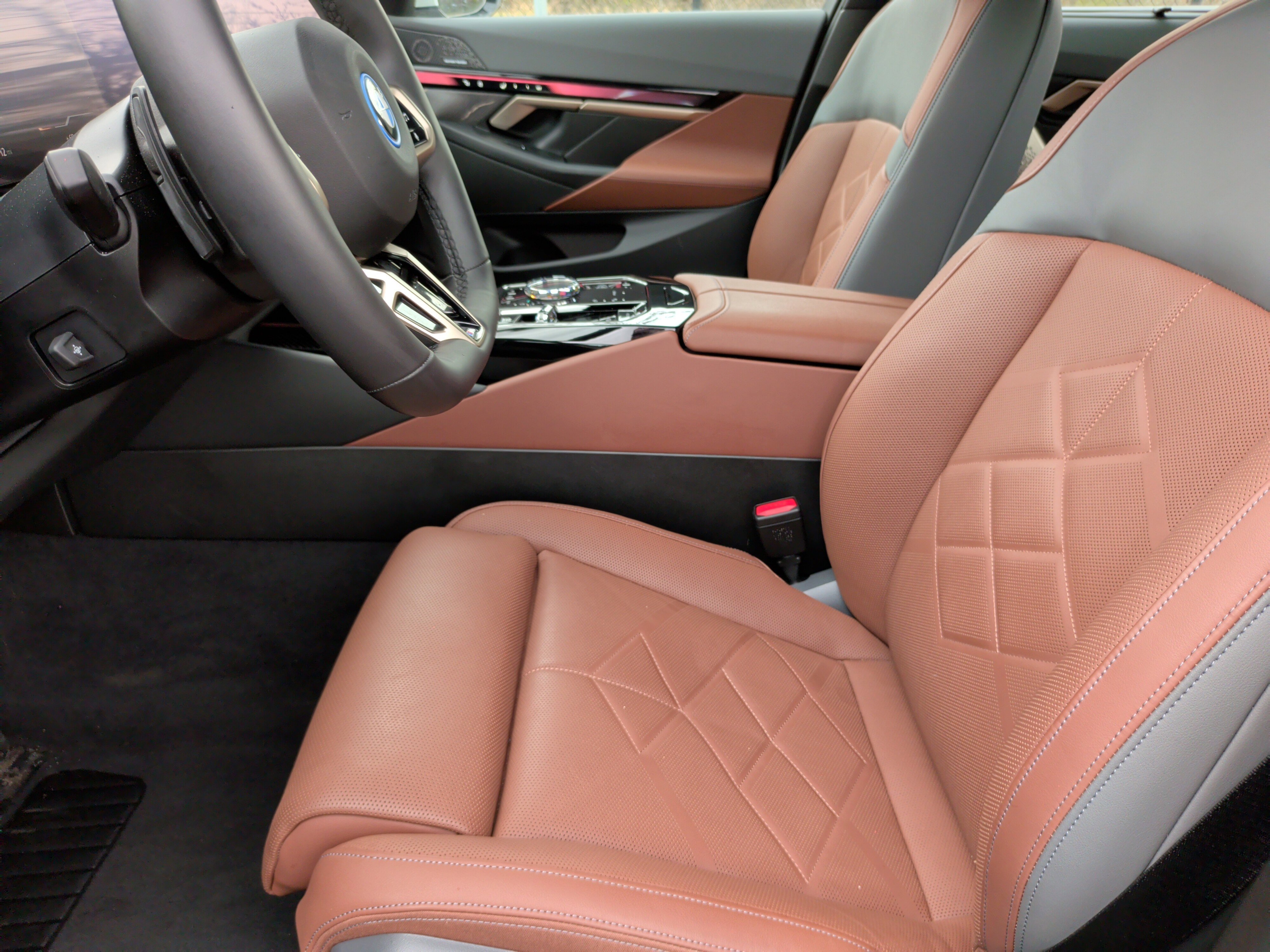 Certified 2025 BMW 550e xDrive w/ Executive Package image 27