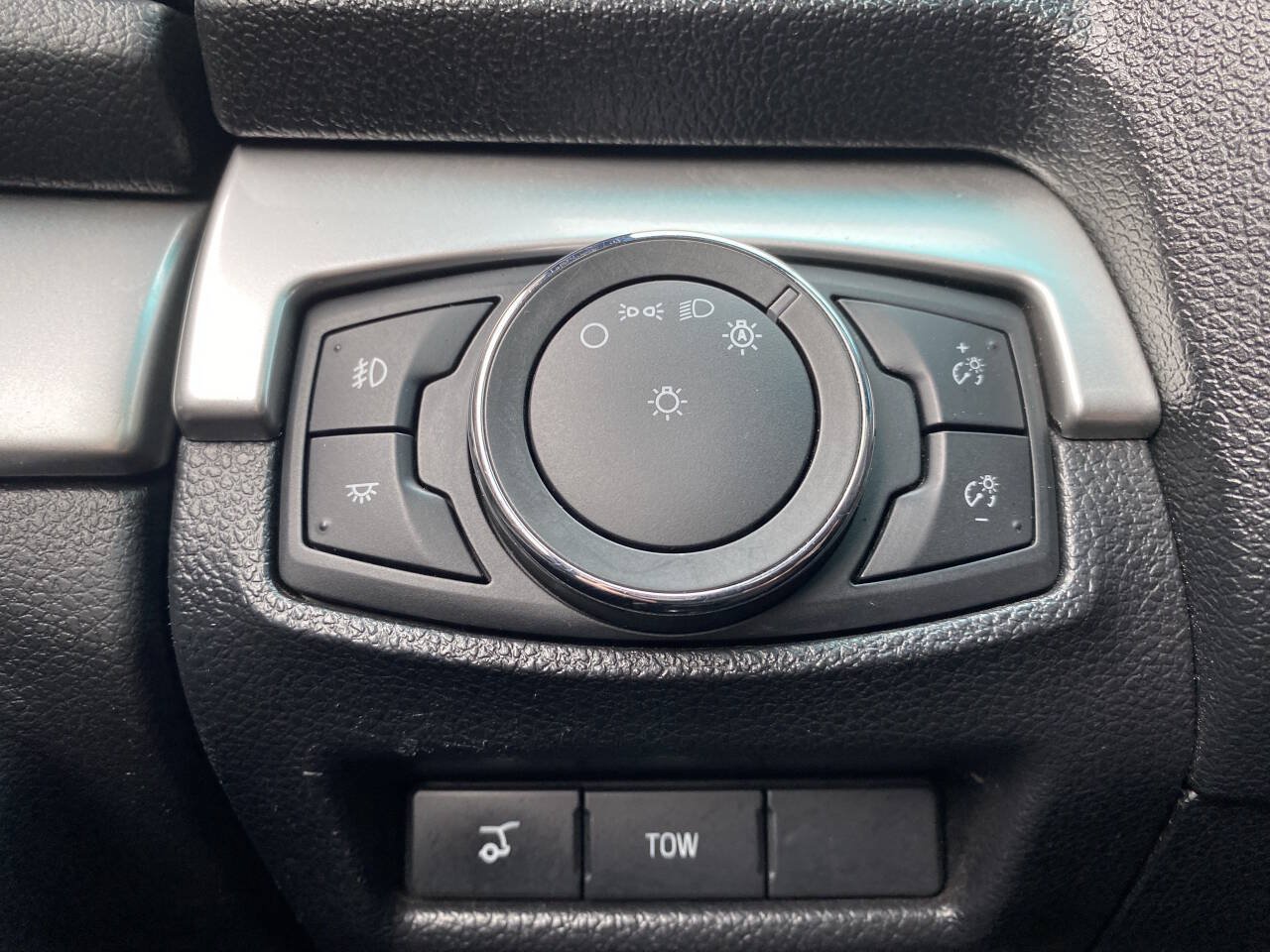 Used 2017 Ford Explorer XLT w/ Equipment Group 202A AWD/4WD image 41