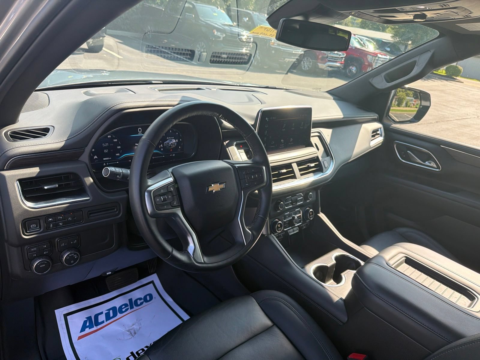 Used 2024 Chevrolet Suburban LT w/ Luxury Package AWD/4WD image 10