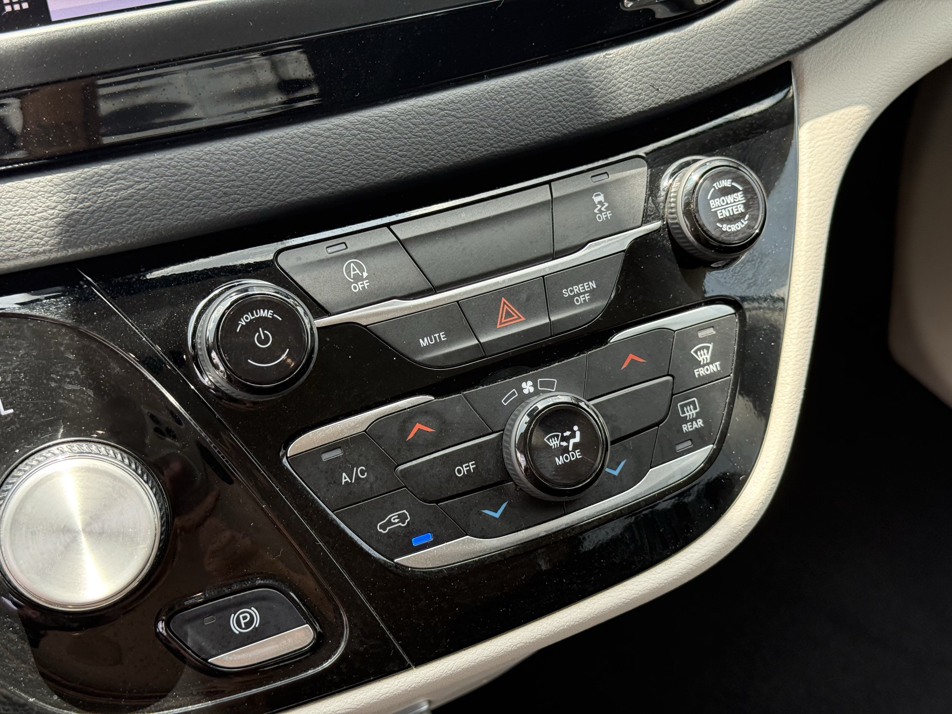 Used 2024 Chrysler Voyager LX FWD image 21