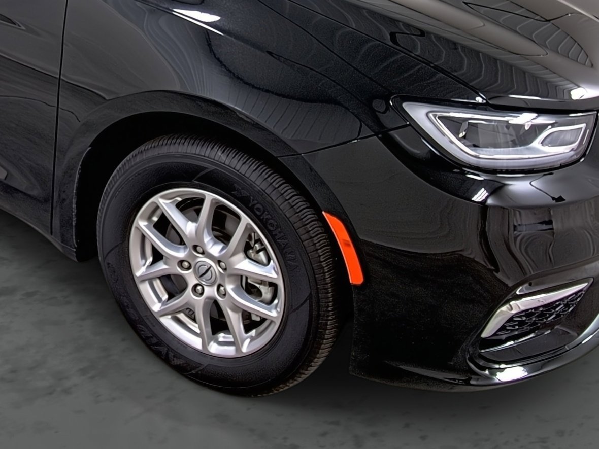 Used 2024 Chrysler Pacifica Touring-L image 14