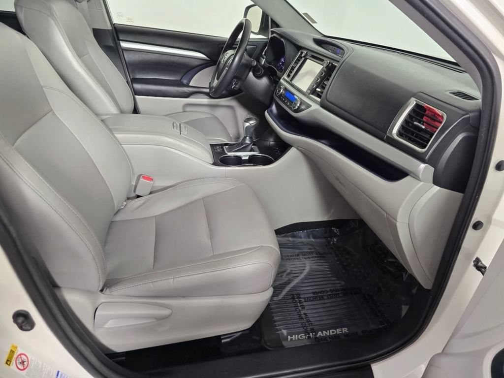 Used 2015 Toyota Highlander XLE AWD/4WD image 11