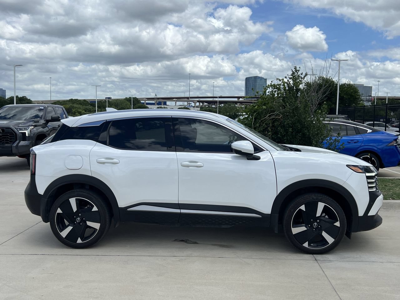 Used 2025 Nissan Kicks SR AWD/4WD image 3