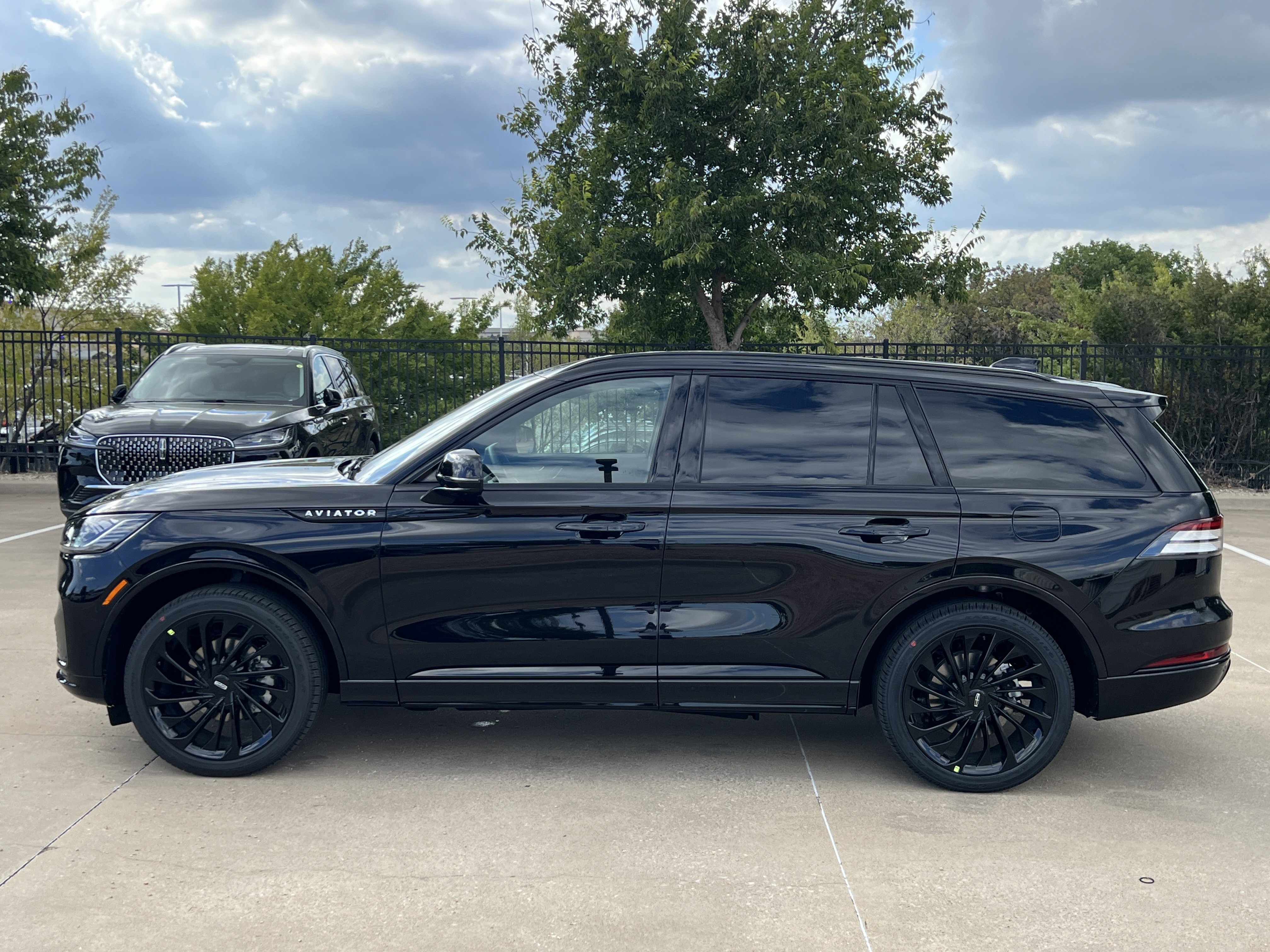 New 2027 Lincoln Aviator Reserve w/ Jet Appearance Package RWD image 4