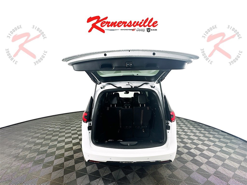 New 2026 Chrysler Pacifica Select image 16