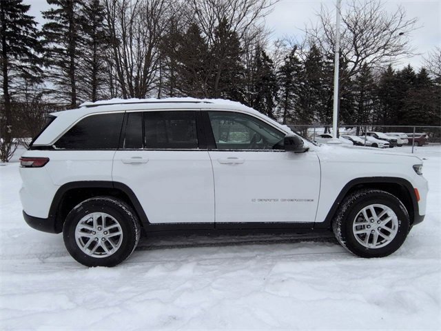Used 2024 Jeep Grand Cherokee Laredo X image 2