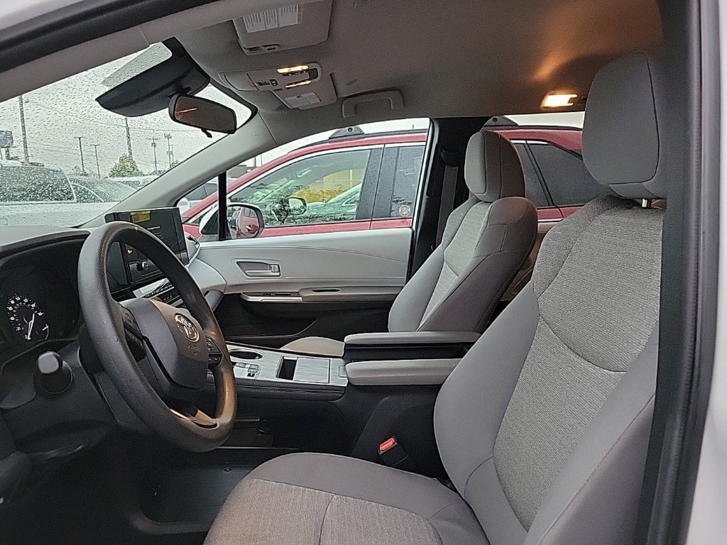 Used 2025 Toyota Sienna LE FWD image 6