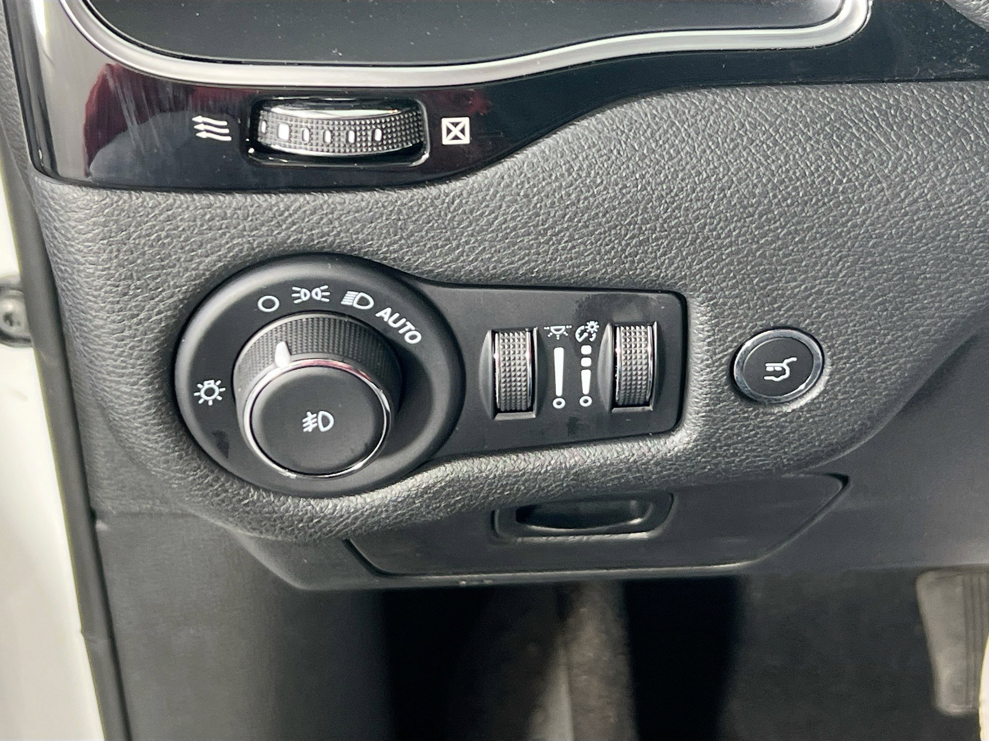 Used 2023 Jeep Cherokee Altitude Lux image 10