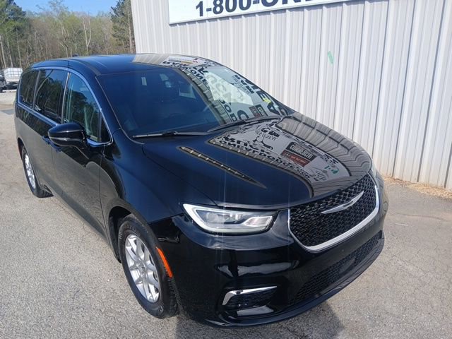 Used 2025 Chrysler Pacifica Select