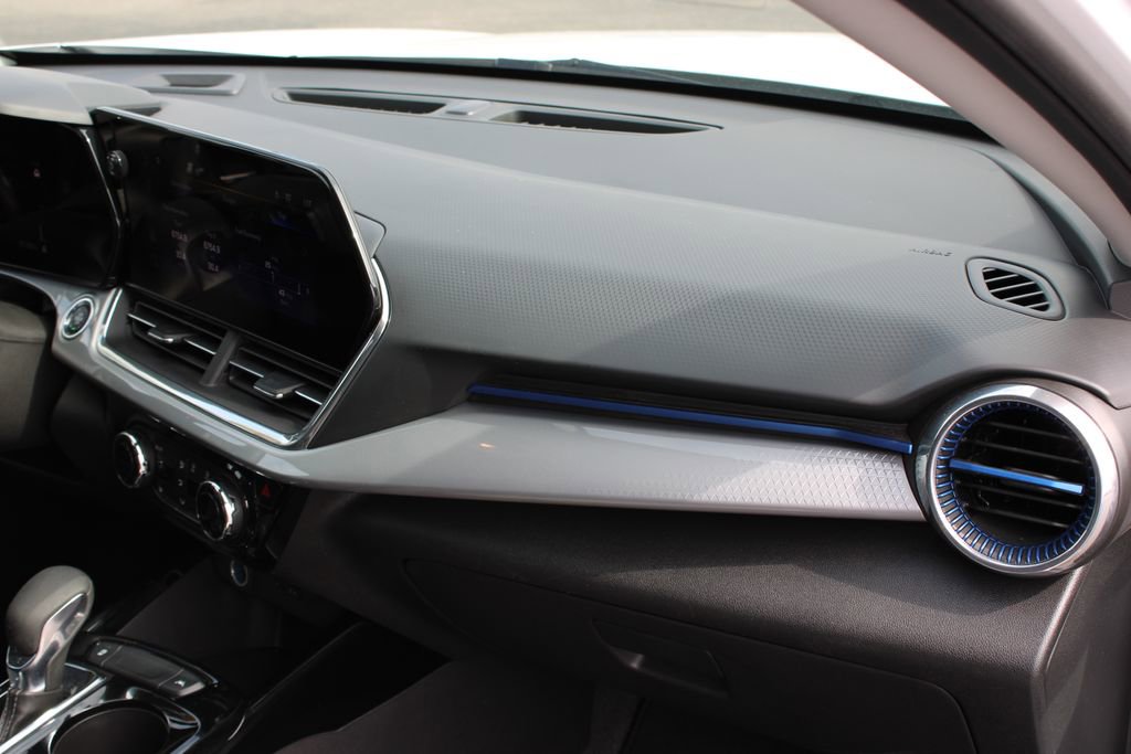 Used 2025 Chevrolet Trax LT w/ LT Convenience Package image 27