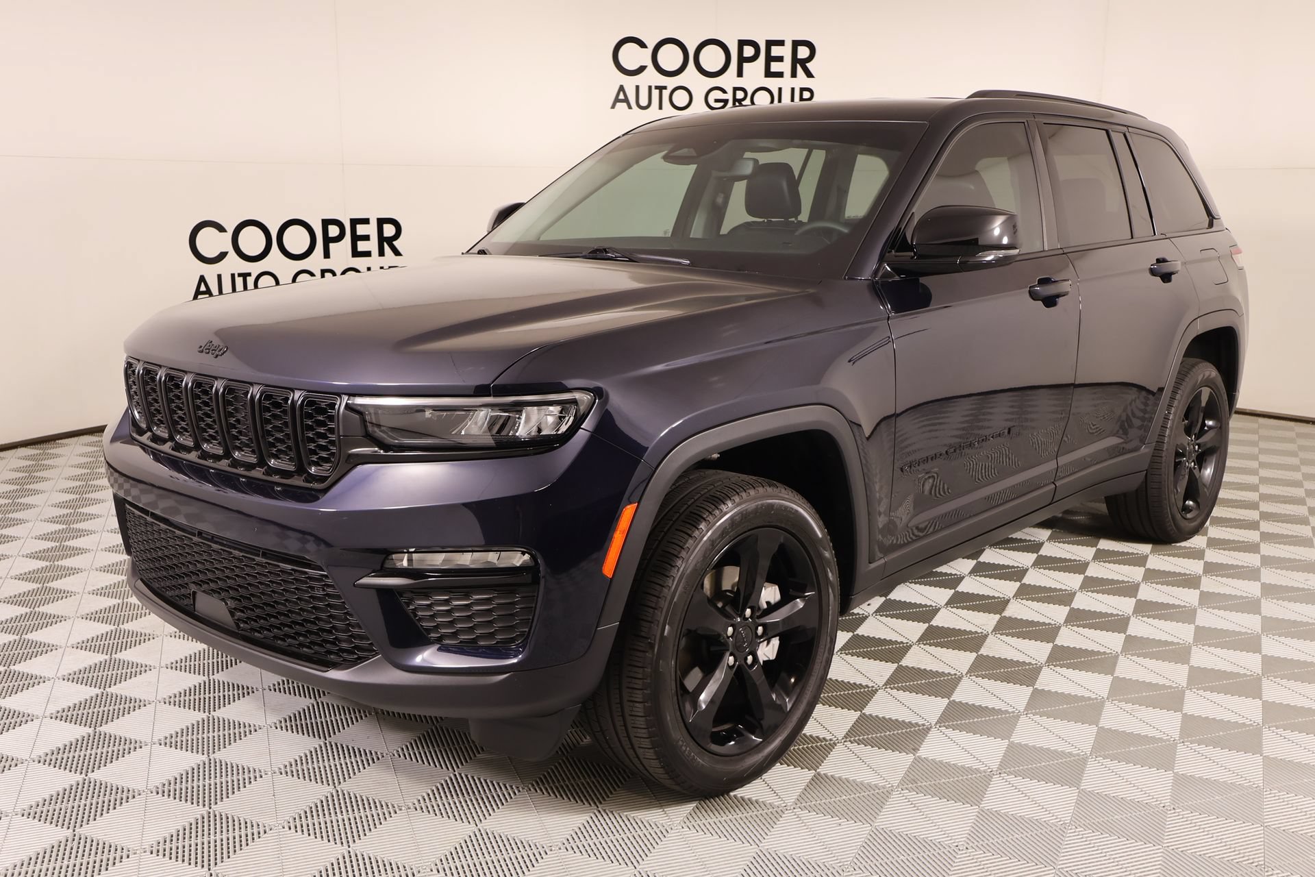 Used 2024 Jeep Grand Cherokee Limited w/ Black Appearance Package RWD image 11