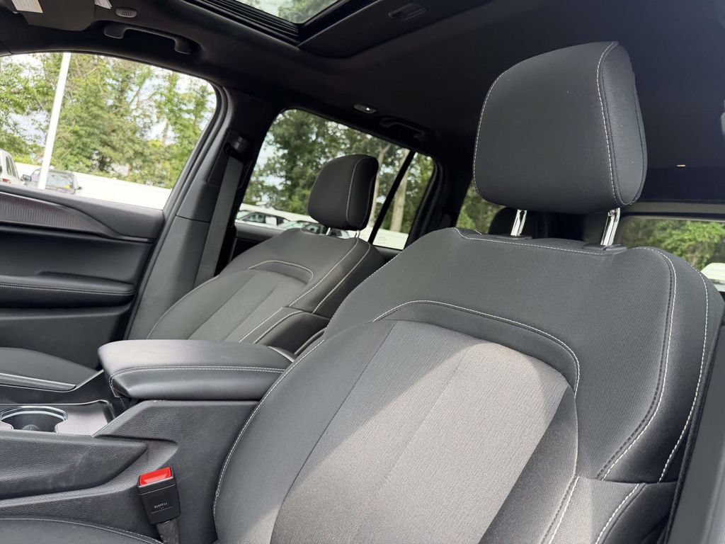 Used 2025 Jeep Grand Cherokee Laredo X AWD/4WD image 18