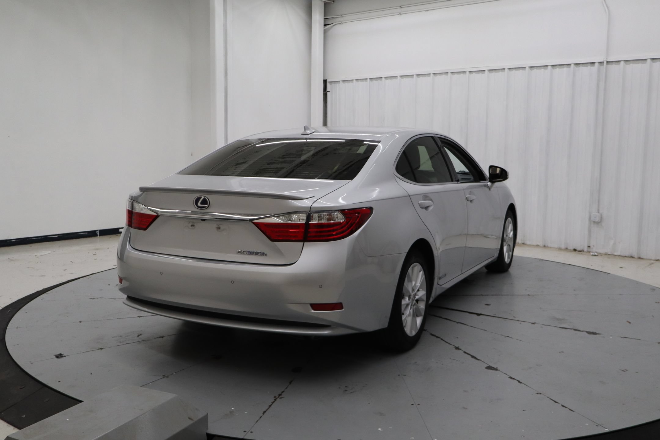Used 2014 Lexus ES 300h w/ Luxury Package w/Bamboo Trim FWD image 3