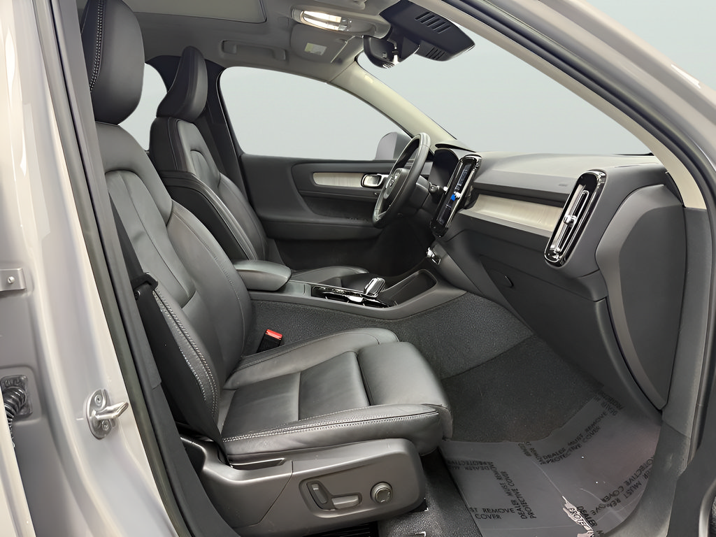 Used 2023 Volvo XC40 B5 Plus AWD/4WD image 23