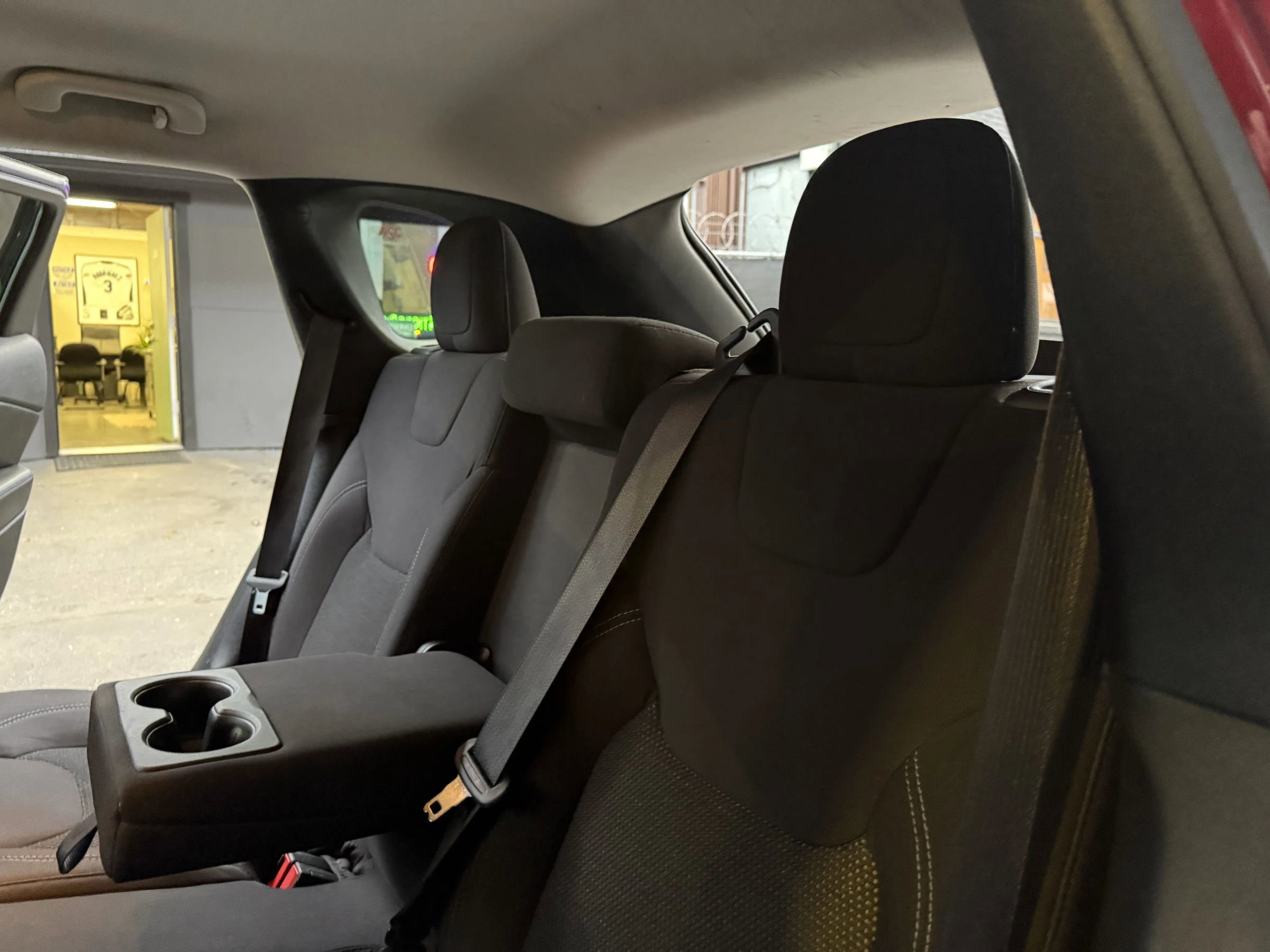 Used 2020 Jeep Cherokee Latitude w/ Cold Weather Group AWD/4WD image 14