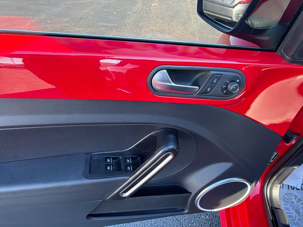 Used 2019 Volkswagen Beetle 2.0T SE FWD image 18