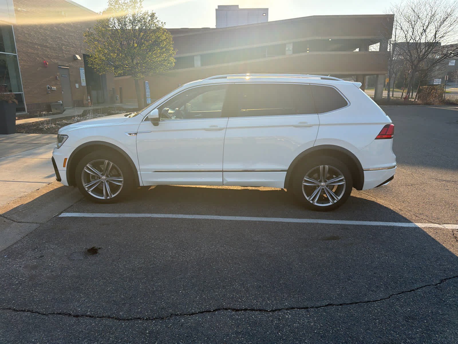 Used 2018 Volkswagen Tiguan SEL AWD/4WD image 6