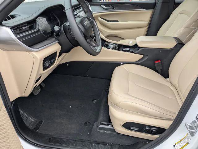 Certified 2023 Jeep Grand Cherokee Limited AWD/4WD image 13