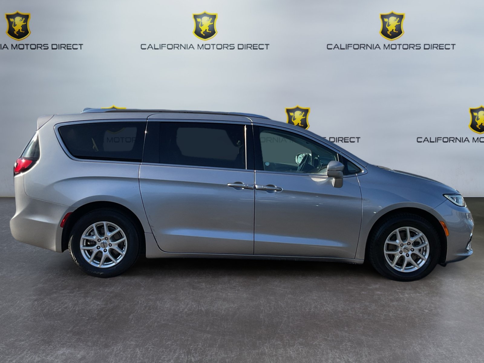 Used 2021 Chrysler Pacifica Touring-L FWD image 4