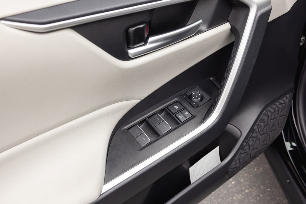 Certified 2025 Toyota RAV4 XLE FWD image 9