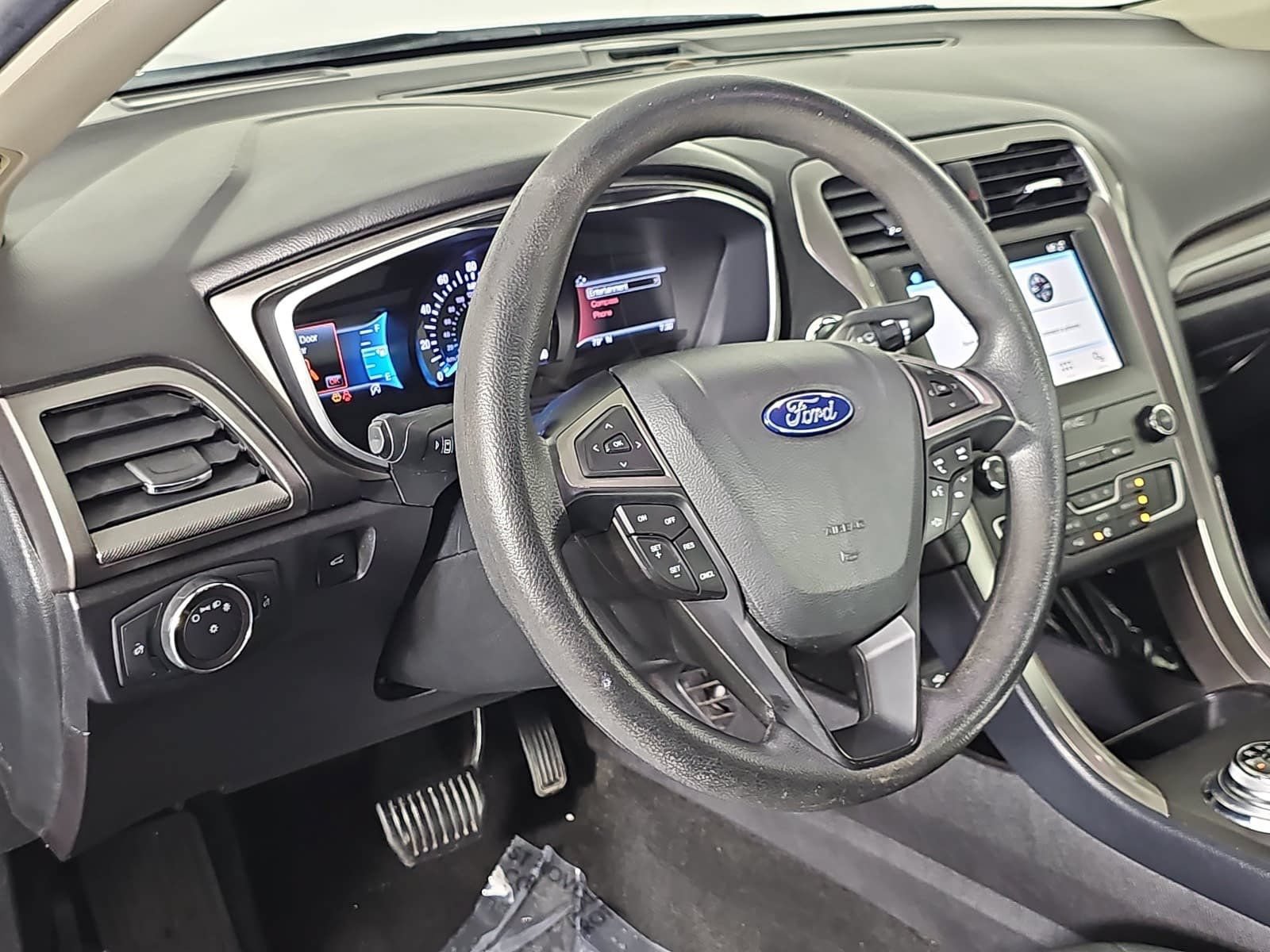 Used 2019 Ford Fusion SE FWD image 15