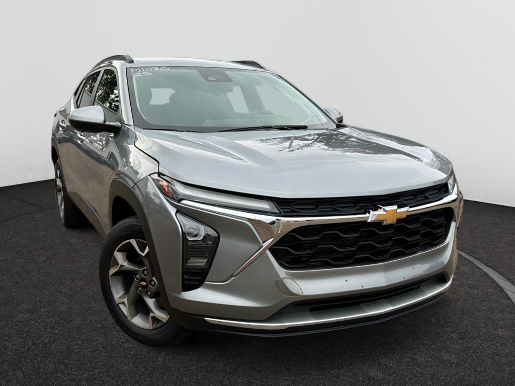 Used 2025 Chevrolet Trax LT FWD image 1