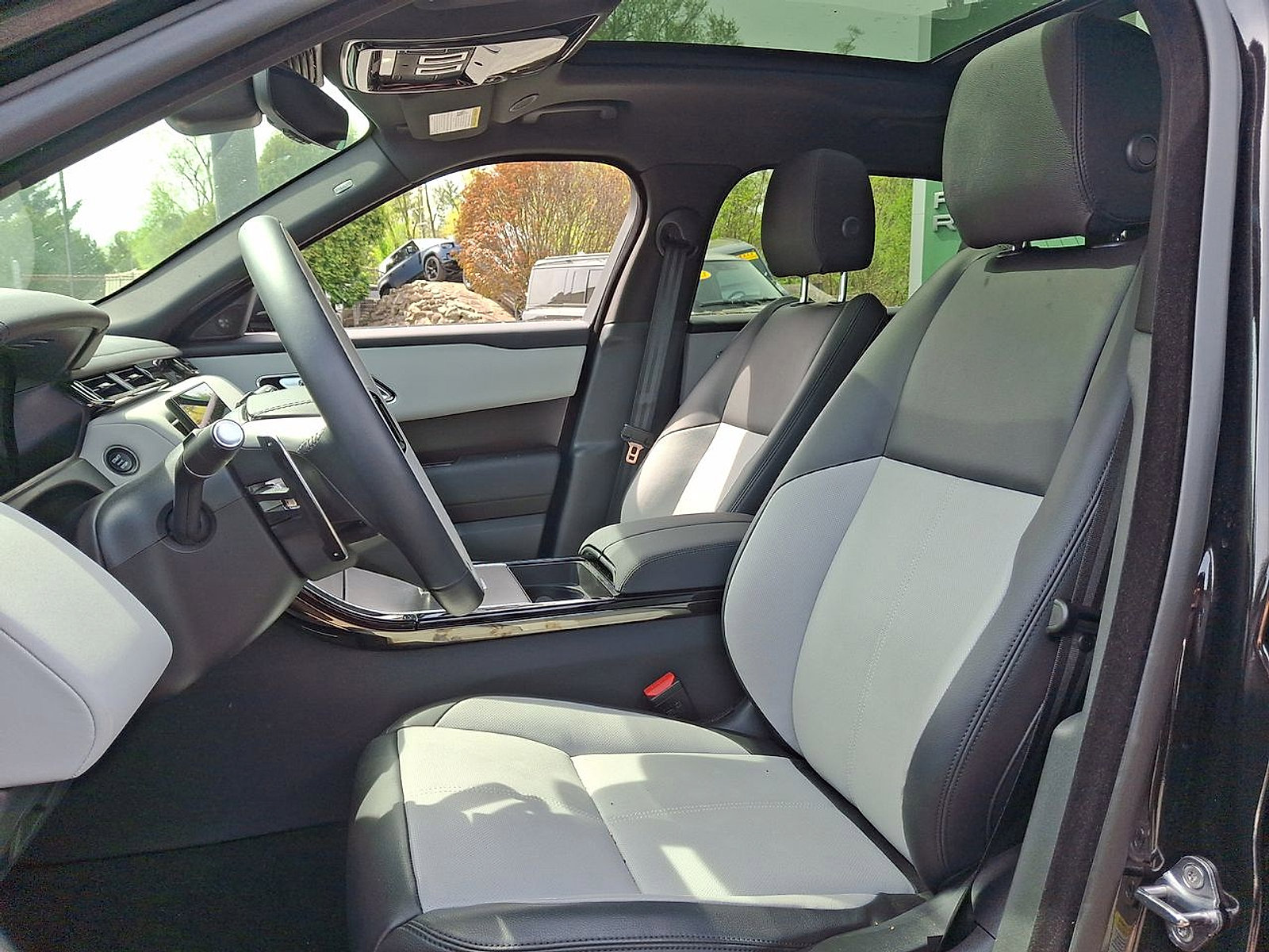 Certified 2026 Land Rover Range Rover Velar Dynamic SE AWD/4WD image 17