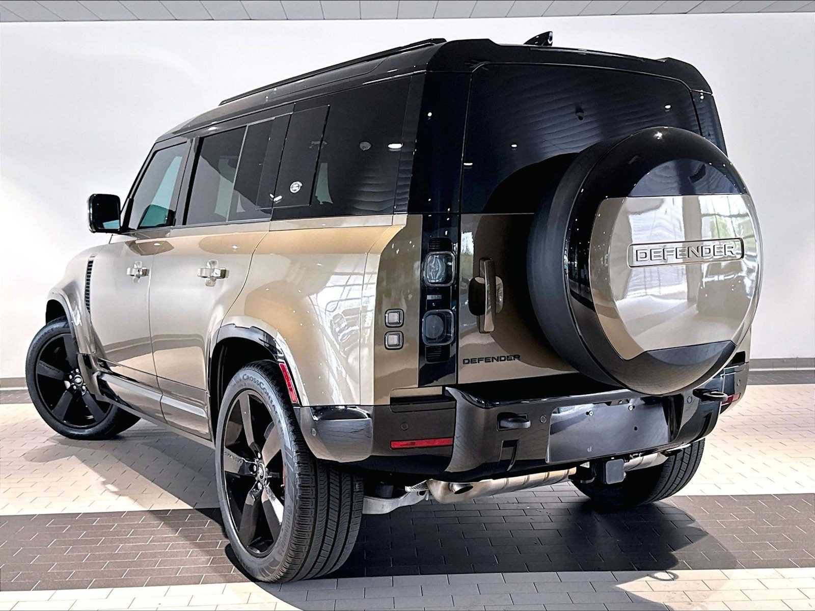Used 2023 Land Rover Defender 110 X AWD/4WD image 3