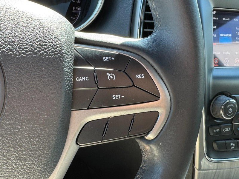 Used 2019 Jeep Grand Cherokee Laredo AWD/4WD image 17