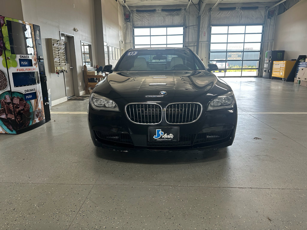 Used 2013 BMW 750i xDrive image 3
