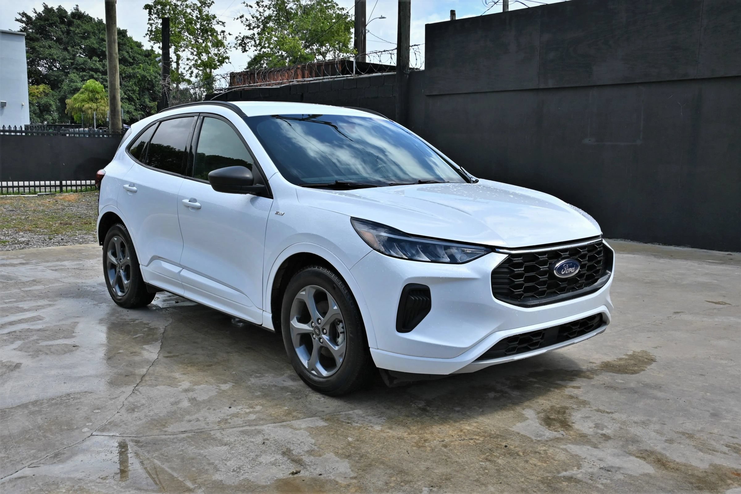 Used 2023 Ford Escape ST-Line w/ Cold Weather Package FWD image 1