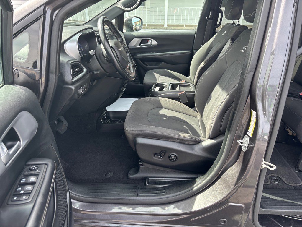 Used 2018 Chrysler Pacifica Touring Plus w/ S Appearance Package image 11