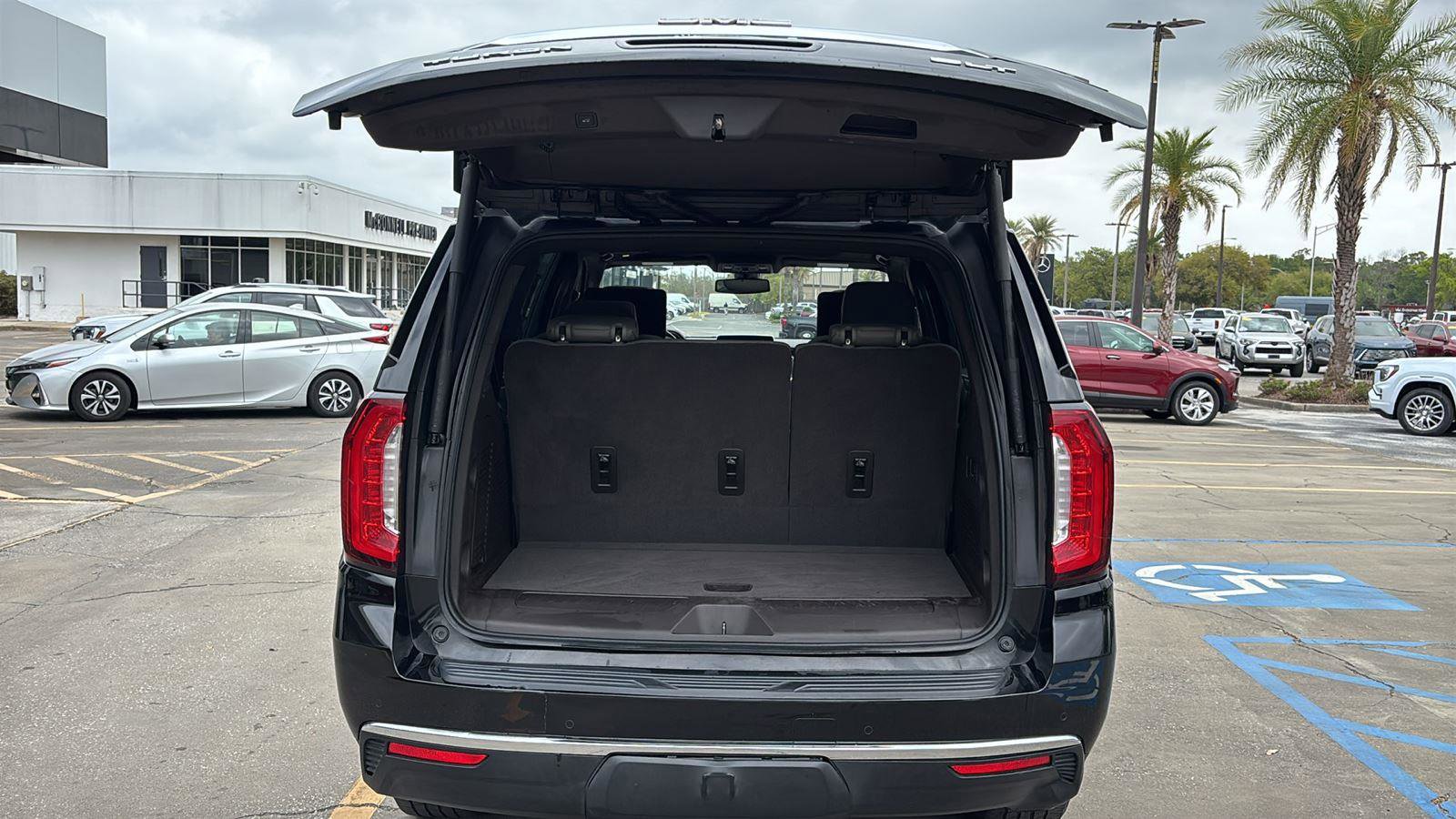 Used 2021 GMC Yukon SLT w/ SLT Luxury Plus Package image 18