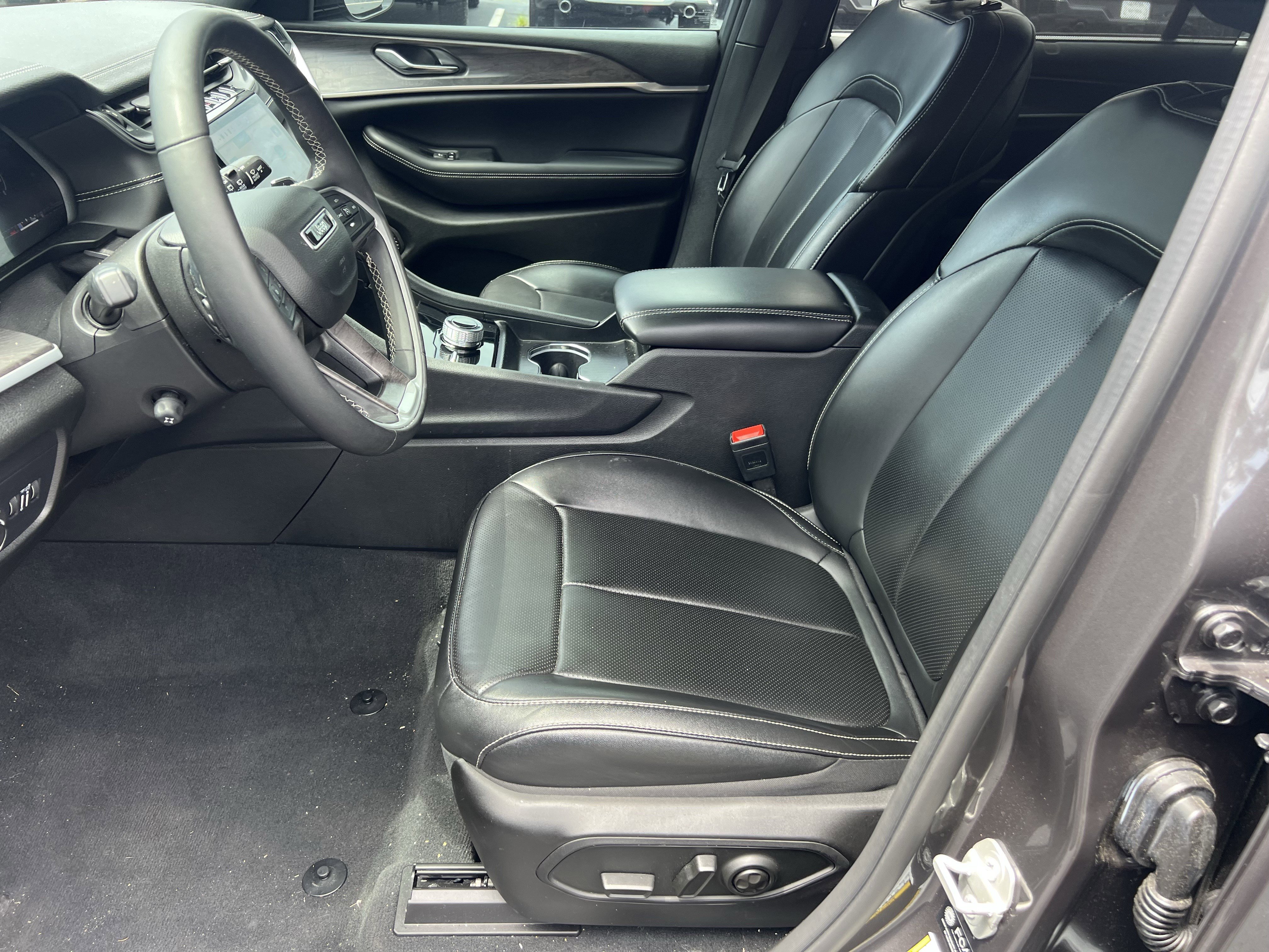 Used 2024 Jeep Grand Cherokee L Limited w/ Luxury Tech Group II AWD/4WD image 11