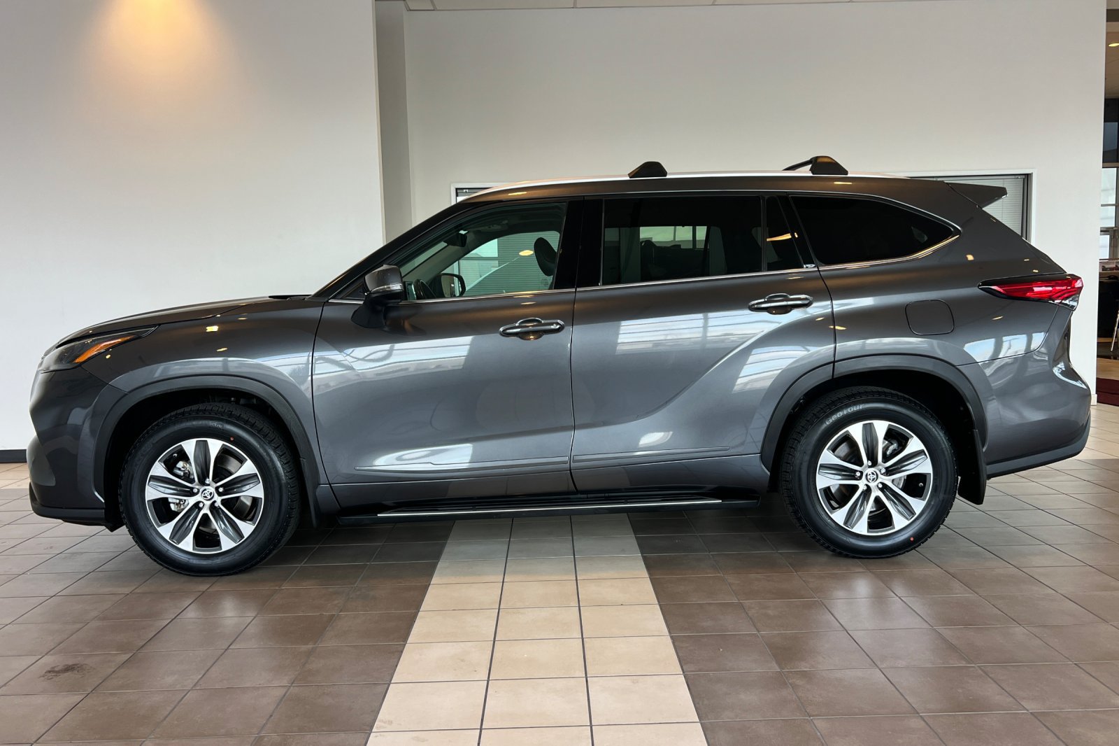 Used 2022 Toyota Highlander XLE AWD/4WD image 7