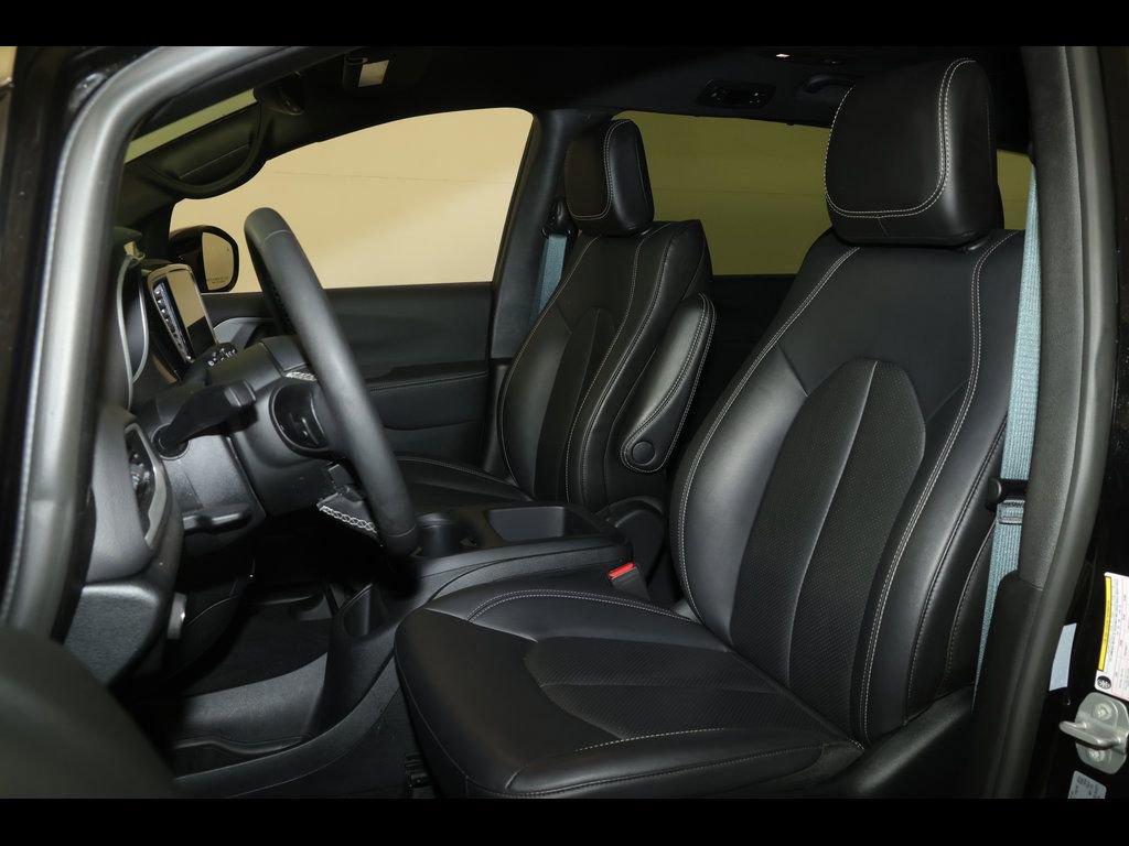 Used 2025 Chrysler Pacifica Select image 23