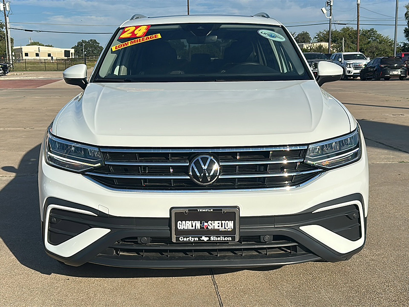 Used 2024 Volkswagen Tiguan SE w/ Panoramic Sunroof Package image 11
