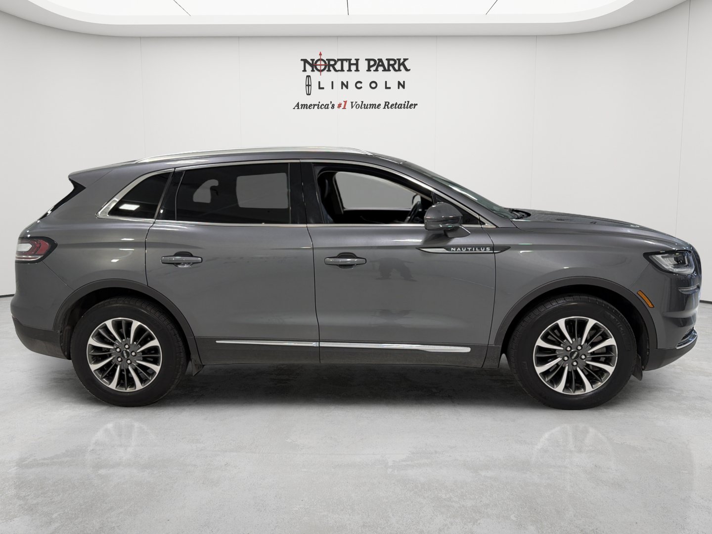 Used 2023 Lincoln Nautilus FWD w/ Premium Package image 6