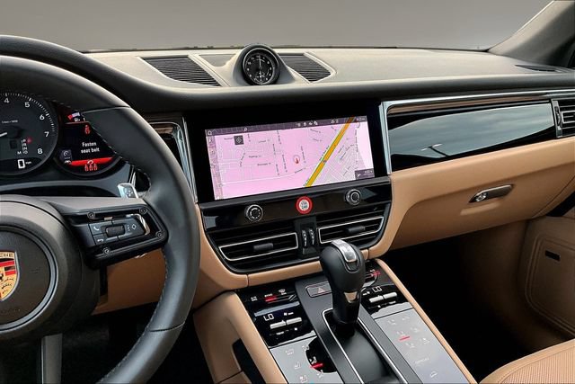 Used 2025 Porsche Macan AWD/4WD image 9