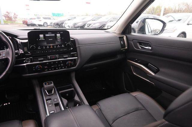 Used 2024 Nissan Pathfinder Platinum image 28