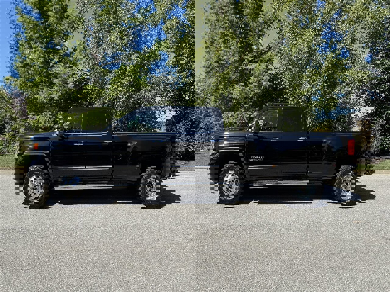 Used 2015 GMC Sierra 3500 Denali w/ Duramax Plus Package image 2