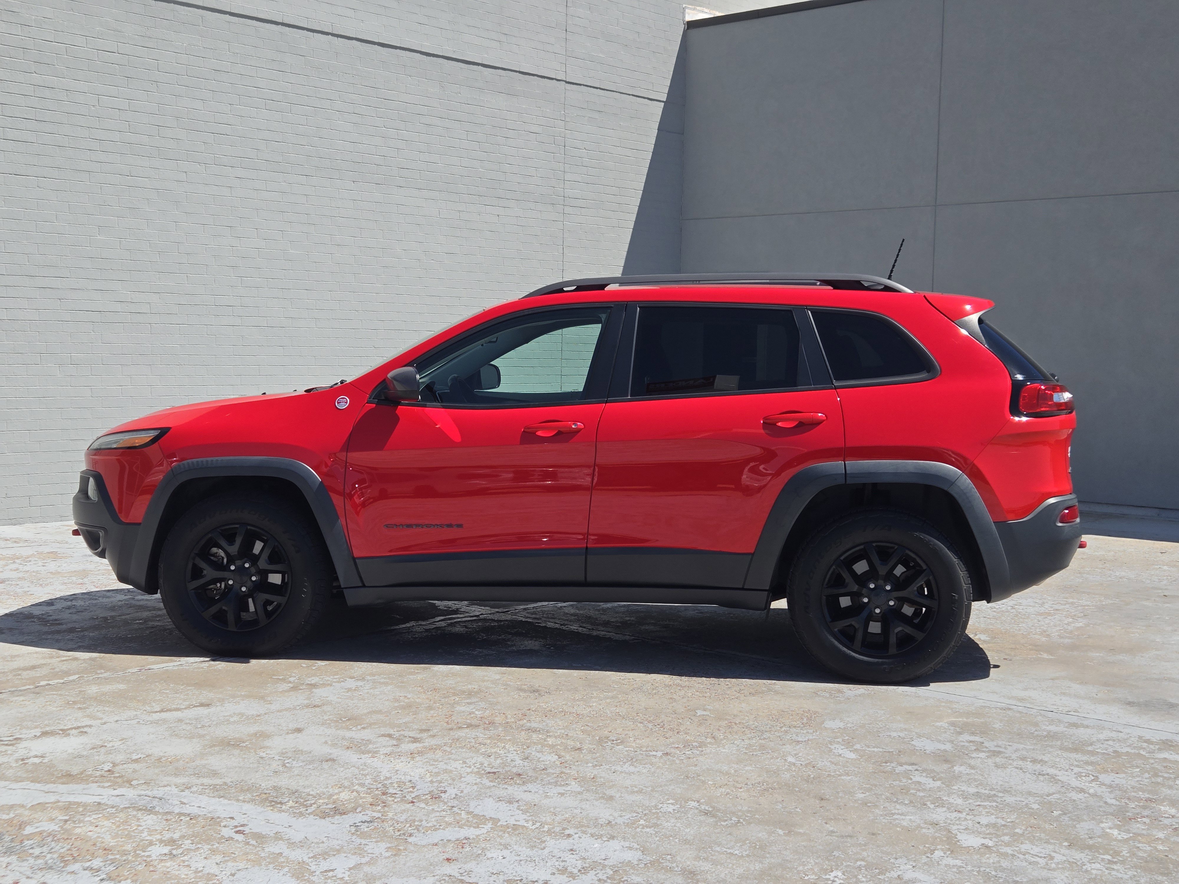 Used 2017 Jeep Cherokee Trailhawk AWD/4WD image 4