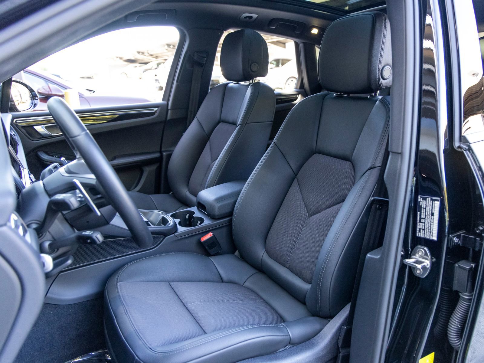 Certified 2025 Porsche Macan AWD/4WD image 5