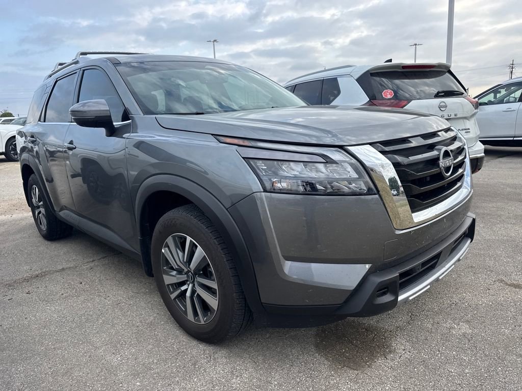 Used 2025 Nissan Pathfinder SL FWD image 3