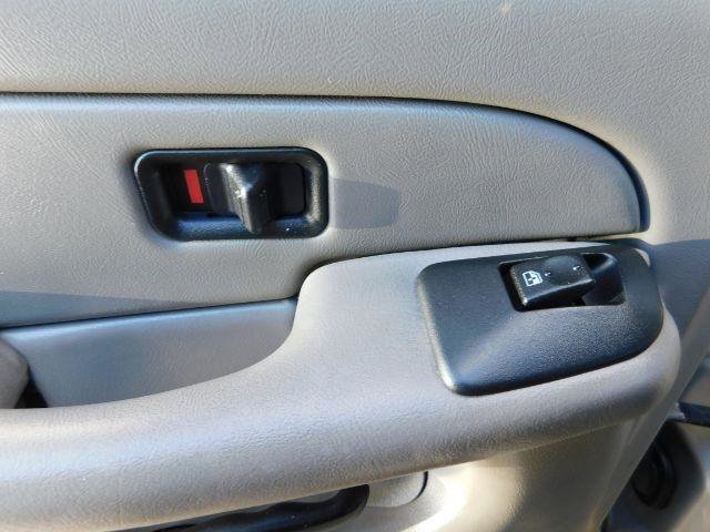 Used 2004 Chevrolet Suburban 2500 LS w/ Preferred Equipment Group image 15